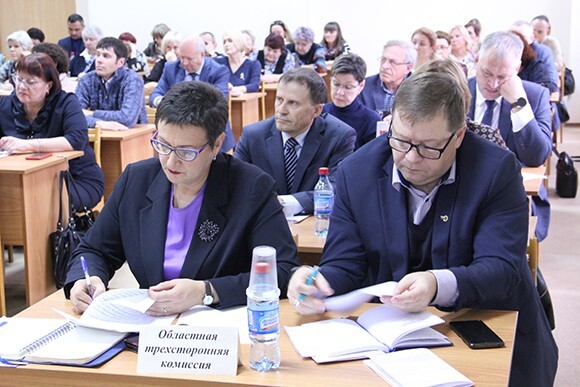 Заседание областной трёхсторонней комиссии по регулированию социально-трудовых отношений Заседание областной трёхсторонней комиссии по регулированию социально-трудовых отношений