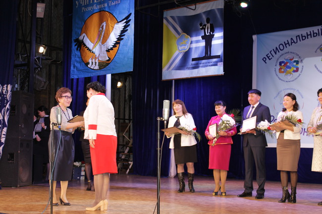 Санчаа Т.О. награждает лучших руководителей Санчаа Т.О. награждает лучших руководителей