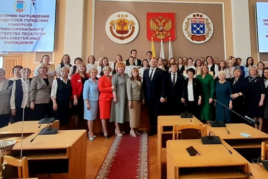 Гг гг 2023 конкурс. Бриллиант в стекле. Гг гг 2023 конкурс. Хрустальный зал правительства брянской области. Эмблема живая классика 2023.