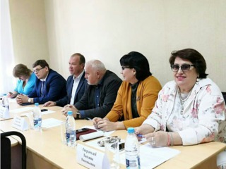 Председатель региональной организации Профсоюза Т.Е.Твердохлеб принимает участие в расширенном заседании раонной трёхсторонней комиссии по регулированию социально-трудовых отношений.
